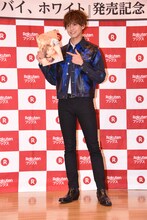 「グッバイ、ホワイト」を手にした片寄涼太。