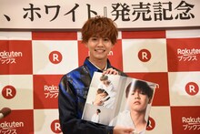 「グッバイ、ホワイト」のお気に入りのページを紹介する片寄涼太。