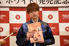 囲み取材を受ける片寄涼太。