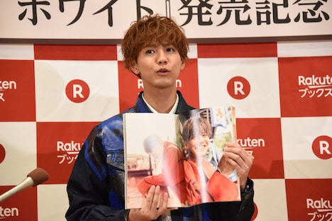 「グッバイ、ホワイト」より浅草で撮影した写真を紹介する片寄涼太。