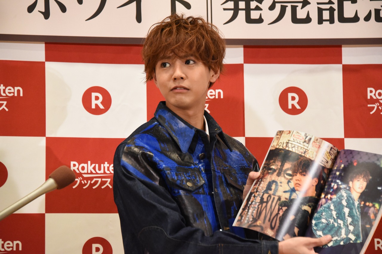 「グッバイ、ホワイト」より、メンバーの小森隼がお気に入りのページを紹介する片寄涼太。