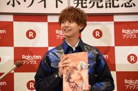 囲み取材を受ける片寄涼太。