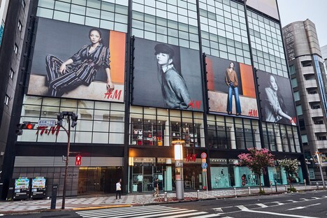 H&M渋谷店に掲出中の看板。