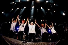 アンコールの最後に挨拶をするFo'xTails。