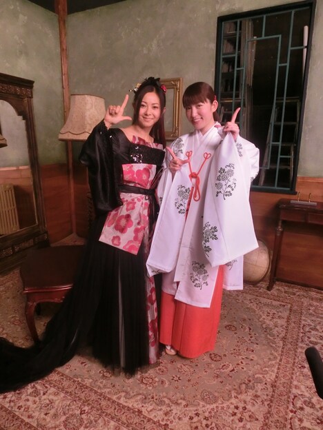 左から倉木麻衣、小松未可子。