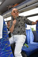 バスの中であるあるを歌い続けるRG。