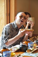 鮎料理を前に「いただきます」を歌うRG。