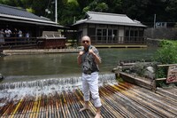 「甲佐町やな場」にて涼むRG。