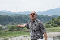 緑川沿岸で緑川あるあるを歌う様子。