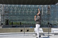 ステージの撤収作業を行うスタッフに呼びかけるRG。