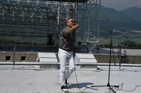 観客にコールアンドレスポンスを煽るRG。