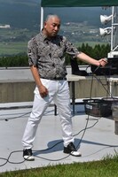 「ONLY YOU」を演奏する松井恒松（B）を再現したRG。