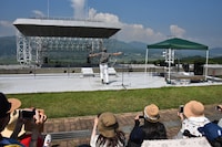 ステージの撤収作業を行うスタッフにアピールするRG。