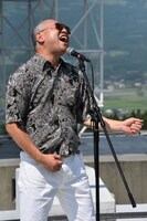 THE STREET SLIDERSの「Boys Jump The Midnight」に乗せて阿蘇のあるあるを歌うRG。