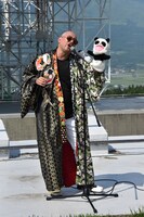 「DO THE パンダッ！」を歌うRG。