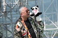 「DO THE パンダッ！」を歌うRG。