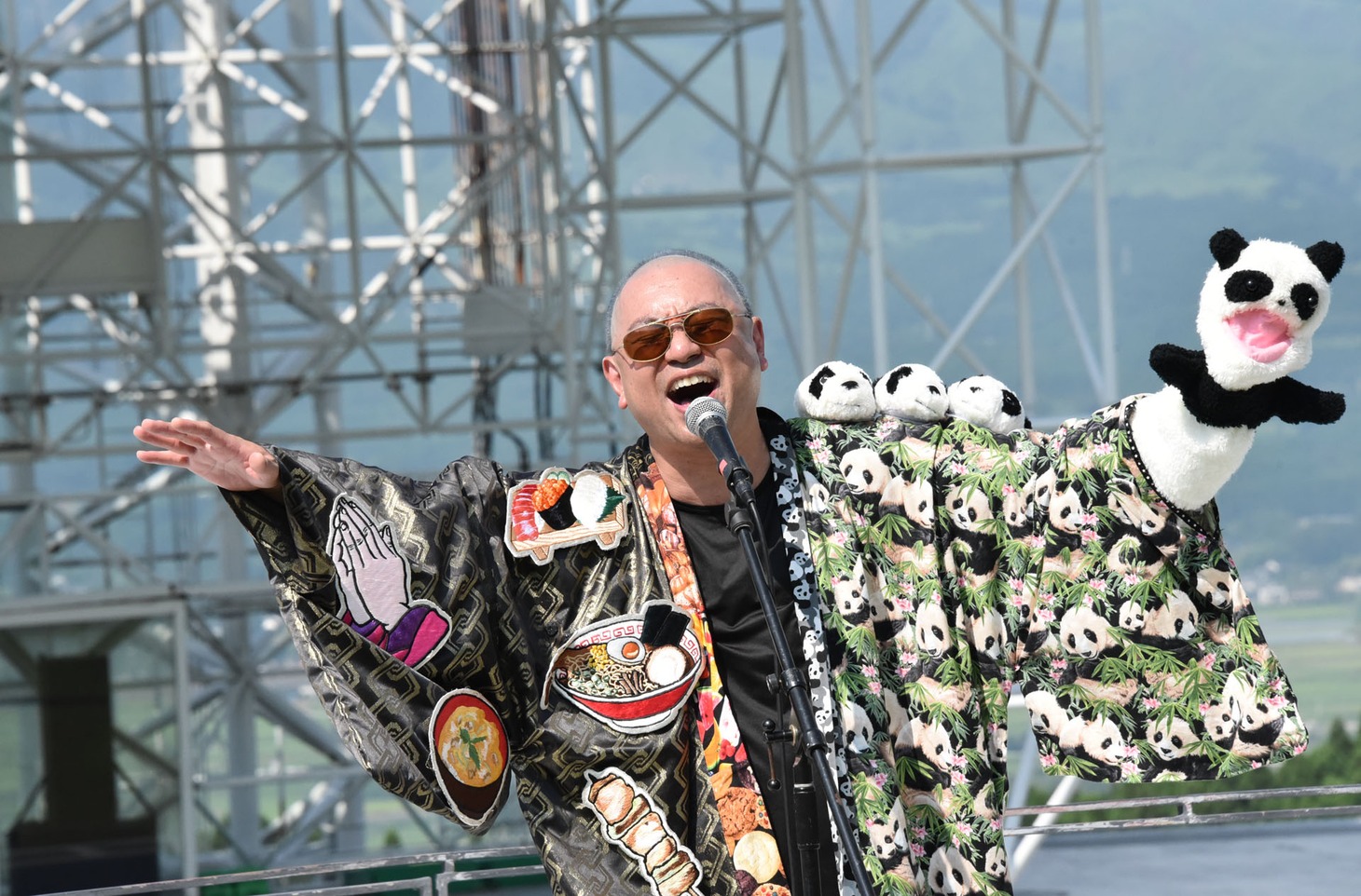 「DO THE パンダッ！」を歌うRG。