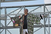 撤収作業が終わったアスペクタのステージに立つRG。