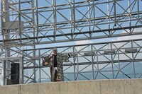 撤収作業が終わったアスペクタのステージに立つRG。