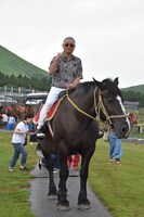 草千里ケ浜で乗馬を楽しむRG。