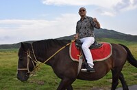 草千里ケ浜で乗馬を楽しむRG。