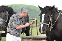 馬にファイティングポーズをとるRG。