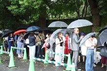 パンダの観覧列に並ぶレイザーラモンRG一行。