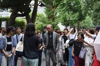 バスツアー参加者を引き連れて歩くレイザーラモンRG。