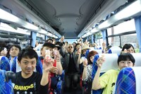 ヤクルトを「いただきます」するレイザーラモンRG一行。