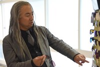 サングラスを選ぶレイザーラモンRG。