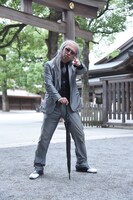 明治神宮でロックンロールなポーズを決めるレイザーラモンRG。