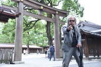 明治神宮でロックンロールなポーズを決めるレイザーラモンRG。