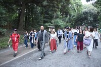 バスツアー参加者を引き連れて歩くレイザーラモンRG。