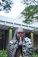 NHKホール前で手を合わせるレイザーラモンRG。