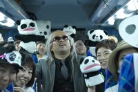 パンダの人形を掲げるレイザーラモンRG一行。