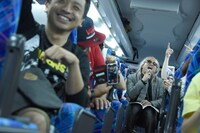 バスで熱唱するレイザーラモンRG。