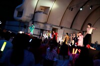 「お祭り戦隊ヒーロー」で鍛え抜かれた上半身を披露する池田。（ステージ右端）（写真提供：RINethics Inc）