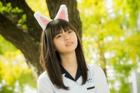 映画「あの頃、君を追いかけた」場面写真。猫耳を付けた早瀬真愛（齋藤飛鳥）。 (c)「あの頃、君を追いかけた」フィルムパートナーズ