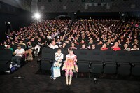 観客と記念写真を撮る佐々木彩夏（ももいろクローバーZ）と堀くるみ（たこやきレインボー）。（撮影：笹森健一）