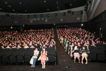 観客と記念写真を撮る佐々木彩夏（ももいろクローバーZ）と堀くるみ（たこやきレインボー）。（撮影：笹森健一）