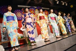 はちみつロケット、夏らしさ全開のステージで「花火と漫画とチョコと雨」の世界観表現