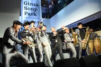 東京スカパラダイスオーケストラの「Ginza Sony Park」オープニングライブの様子。
