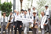 東京スカパラダイスオーケストラと平井一夫ソニー株式会社取締役会長（前列左から3番目）と永野大輔ソニー企業株式会社代表取締役社長（前列右から3番目）。