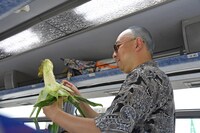 道の駅で購入した絶品トウモロコシを参加客にふるまうRG。