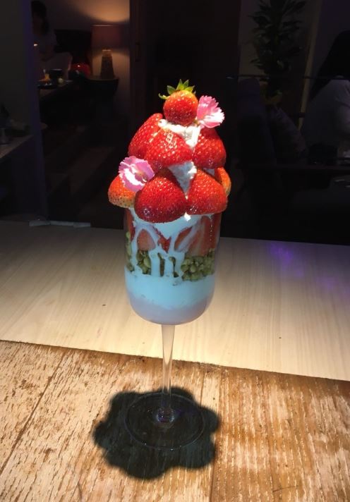 愛知・Amelie cafe名古屋パルコ店で提供される「“無限未来”ストロベリークリームボンボン」。