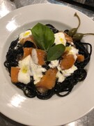 大阪・W CAFEで提供される「スモークサーモンとクリームソースの“Future Pop”パスタ」。