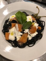 大阪・W CAFEで提供される「スモークサーモンとクリームソースの“Future Pop”パスタ」。