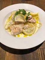 東京・SUZU CAFE ‐jingumae‐で提供される「サーモンと塩レモンの“If you wanna”クリームパスタ」。