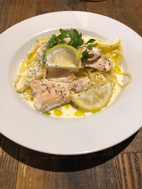 東京・SUZU CAFE ‐jingumae‐で提供される「サーモンと塩レモンの“If you wanna”クリームパスタ」。
