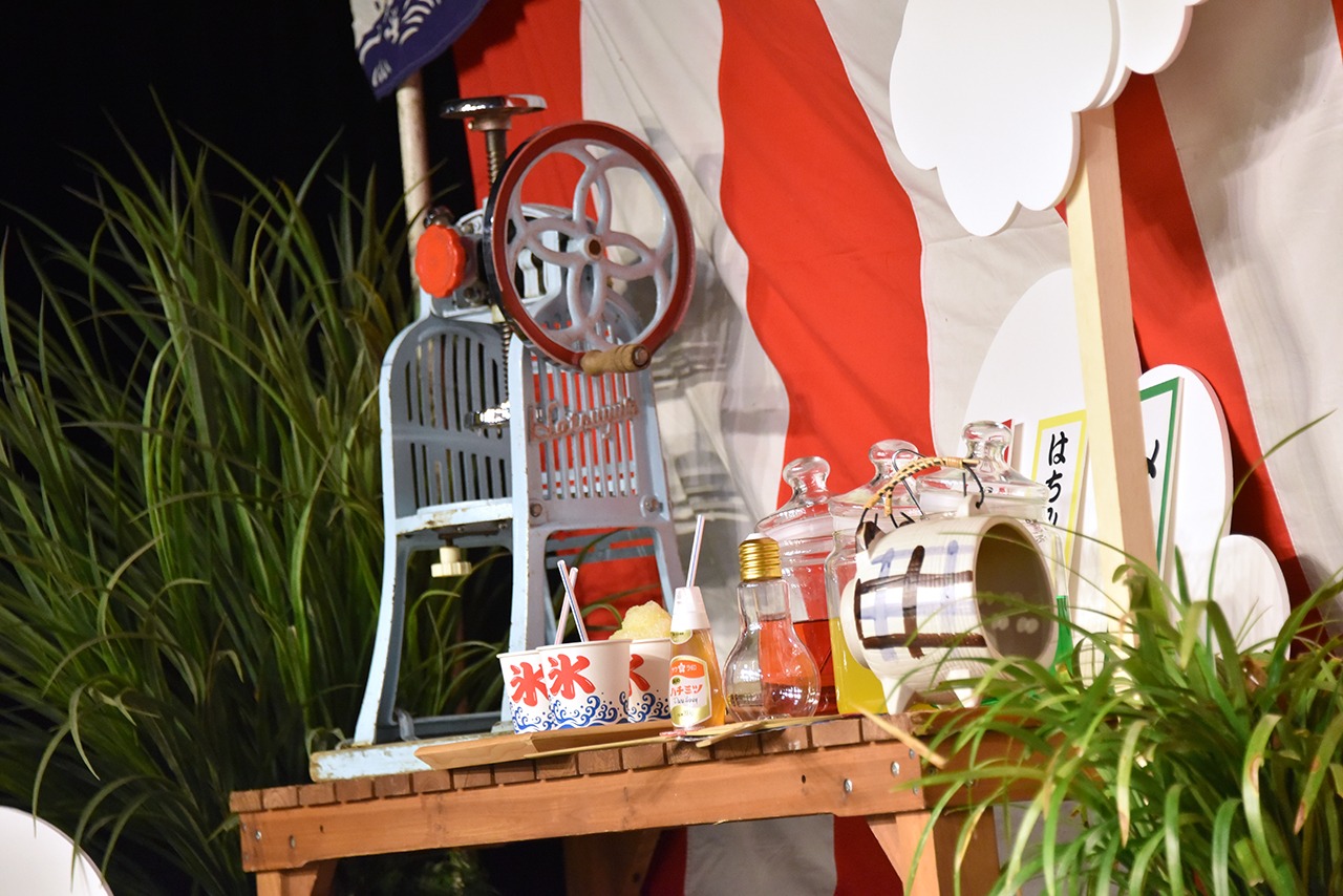 ステージ上に置かれたかき氷機。